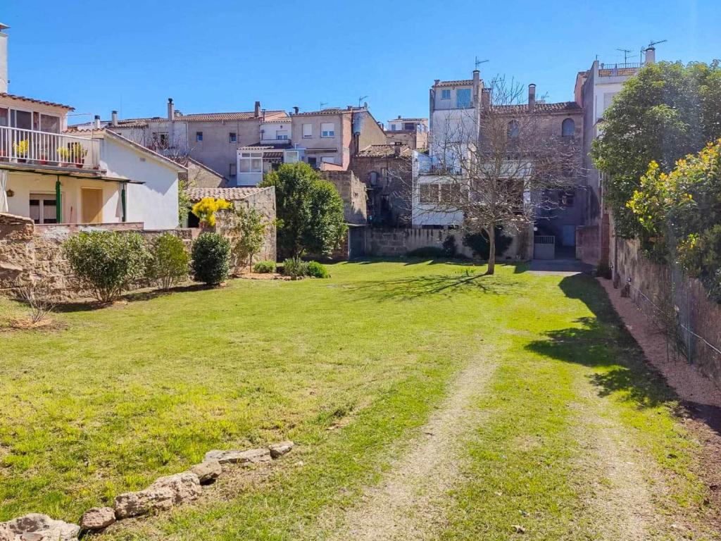 Vonkajšia záhrada v ubytovaní Can Janot Casa con jardín cerca del lago