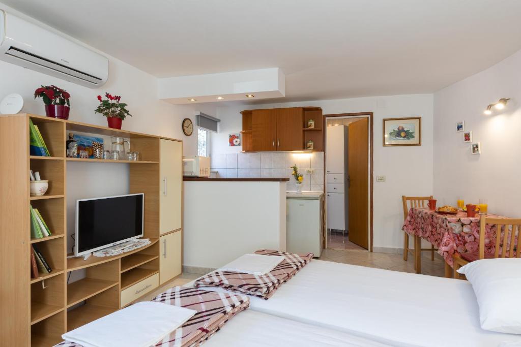 Habitación con cocina y sala de estar. en Lorena Apartment Dubrovnik, en Dubrovnik