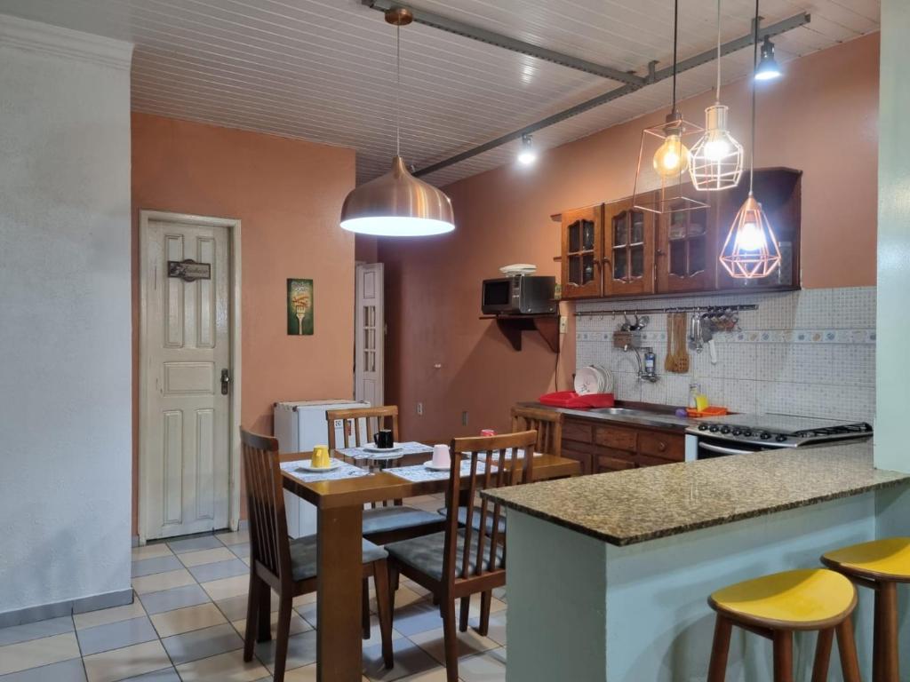 uma cozinha com mesa e cadeiras num quarto em Casa 170 em Belém