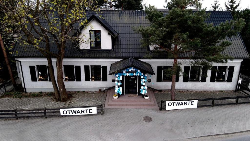 Biały dom z wystawą świąteczną przed nim w obiekcie Zatoka Stegna w Stegnie