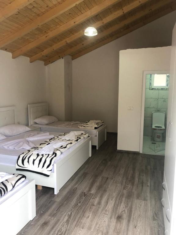 Bujtina Brahim Selimaj - Quadruple Room With Balcony