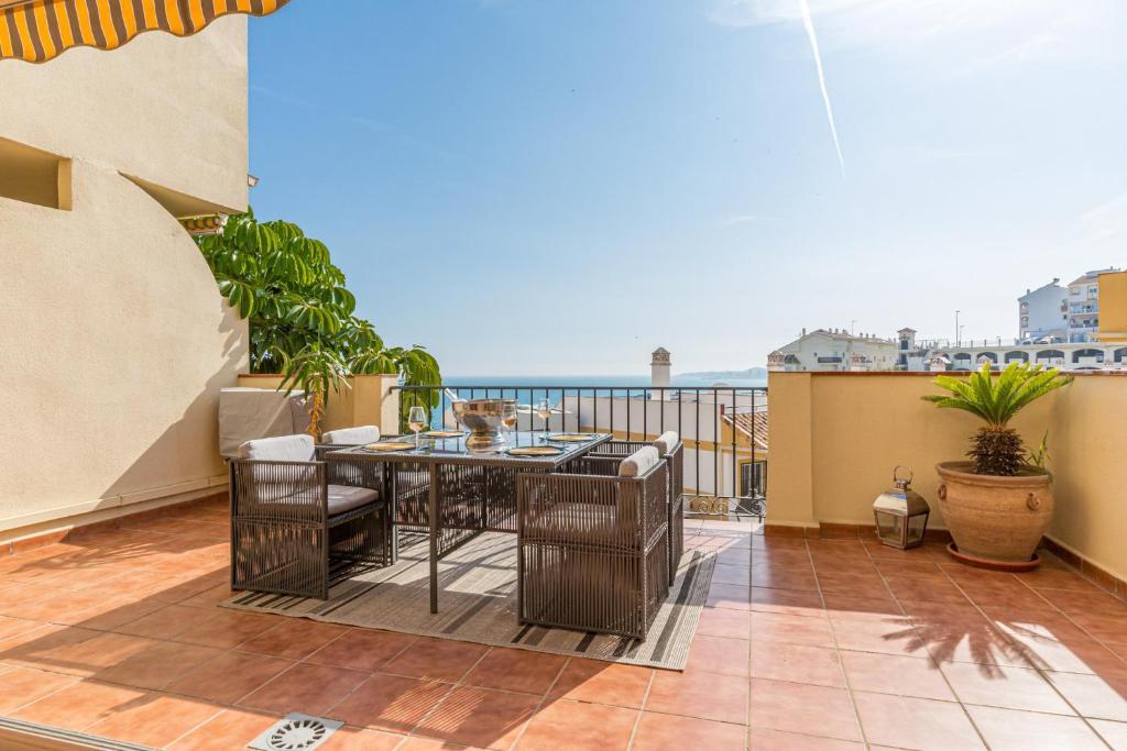 Balkón alebo terasa v ubytovaní 2 Bed Apartment, Big Terrace, Pool, Views + Beach!