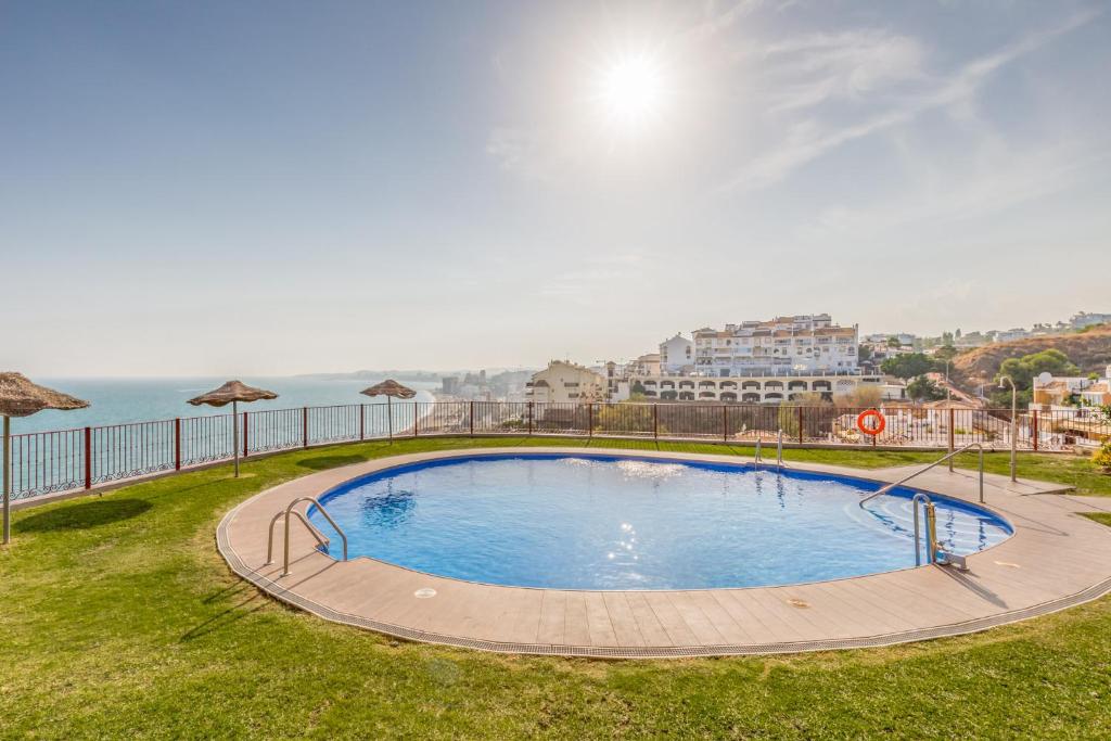 Bazén v ubytovaní 2 Bed Apartment, Big Terrace, Pool, Views + Beach! alebo v jeho blízkosti