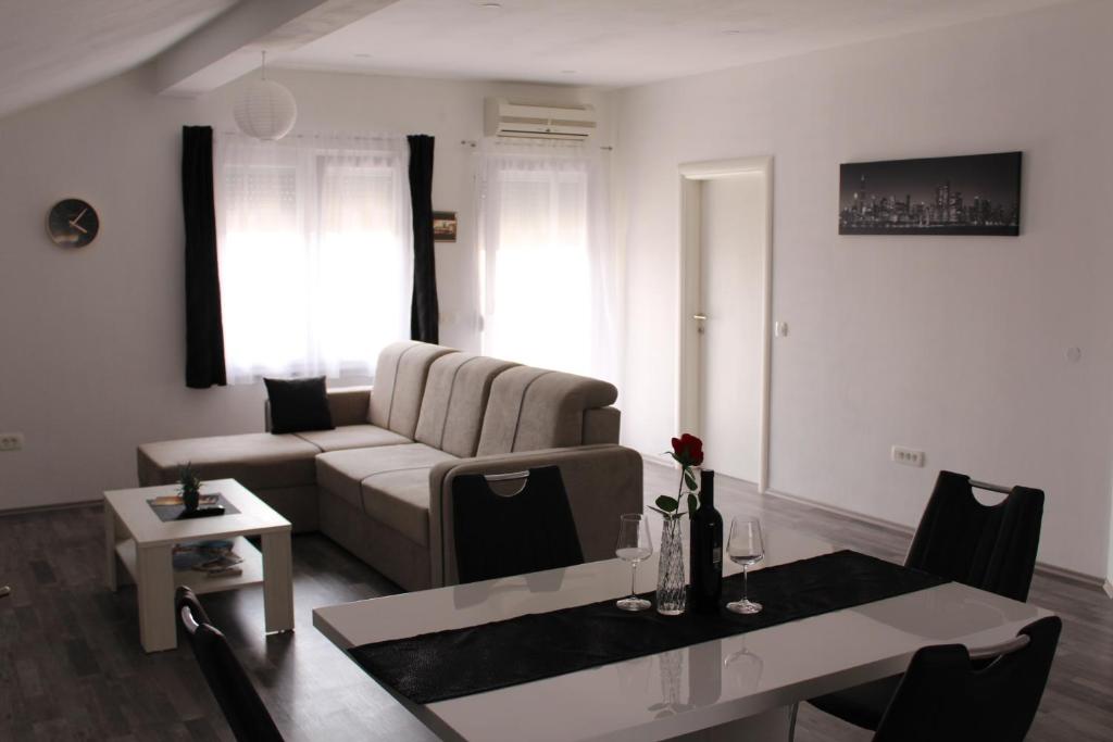 Posedenie v ubytovaní Top Floor Apartment
