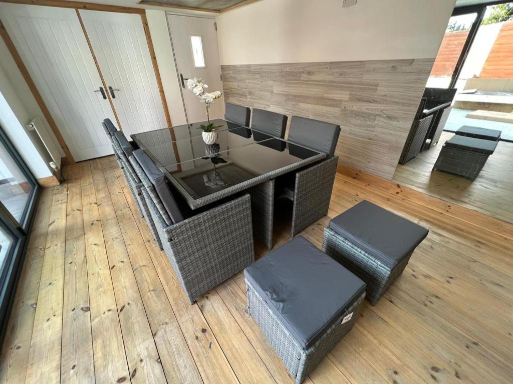 Modern upside down property with hot tub - 三居室房屋