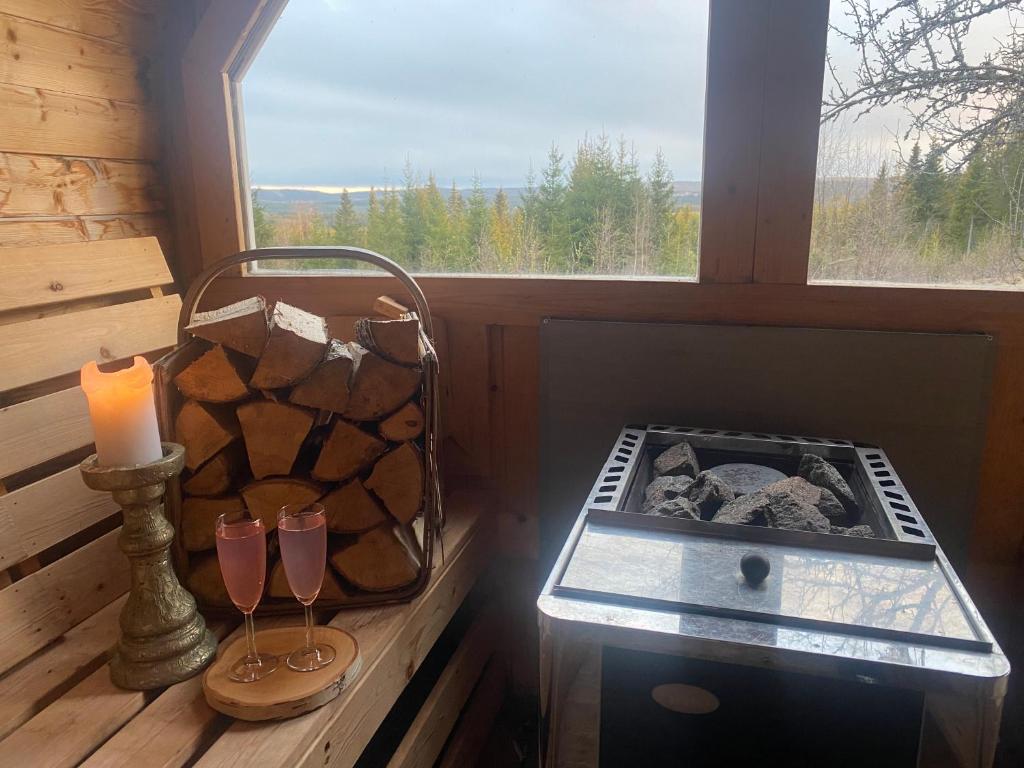 Fotografie z fotogalerie ubytování Cozy forest cabin with amazing mountain view v destinaci Torsby