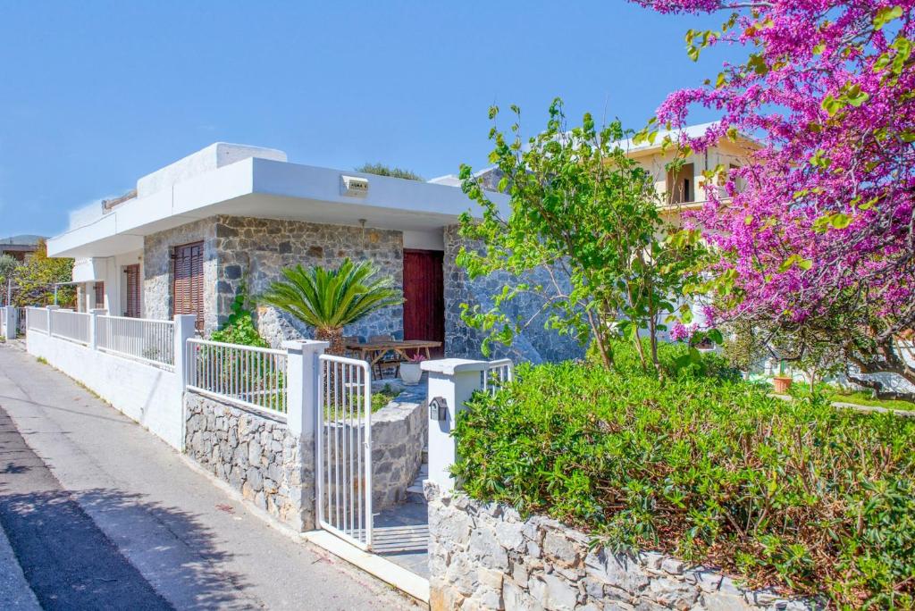 The Kokkini Beach Retreat - Housity