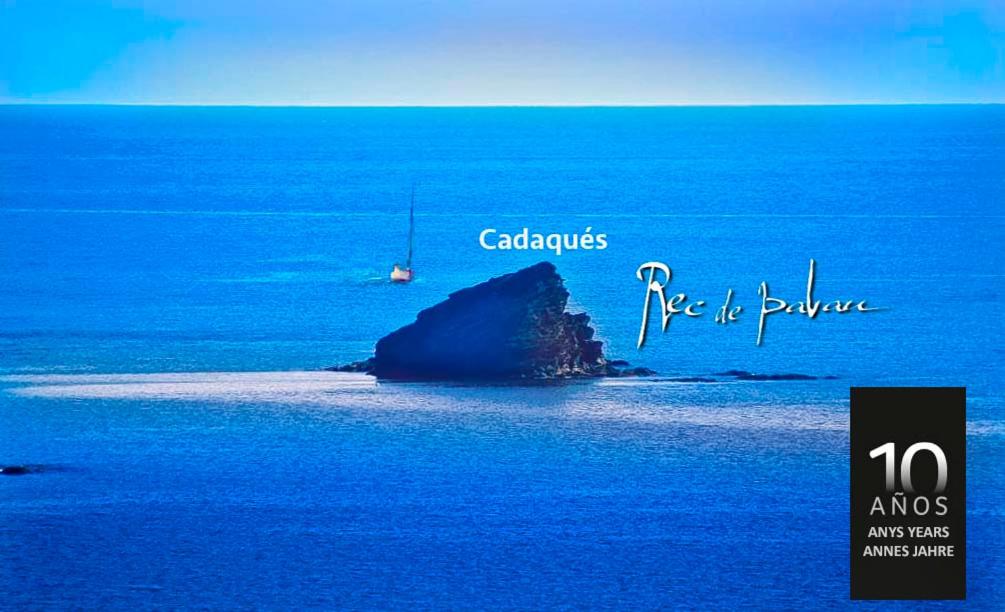una foto de una isla en el océano con un barco en Hotel Rec de Palau, en Cadaqués