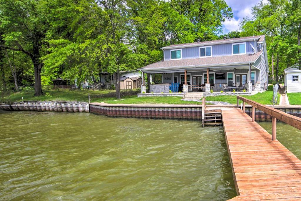 una casa con un muelle junto a un cuerpo de agua en Lakefront Mabank Retreat with Dock and Boat House, en Mabank