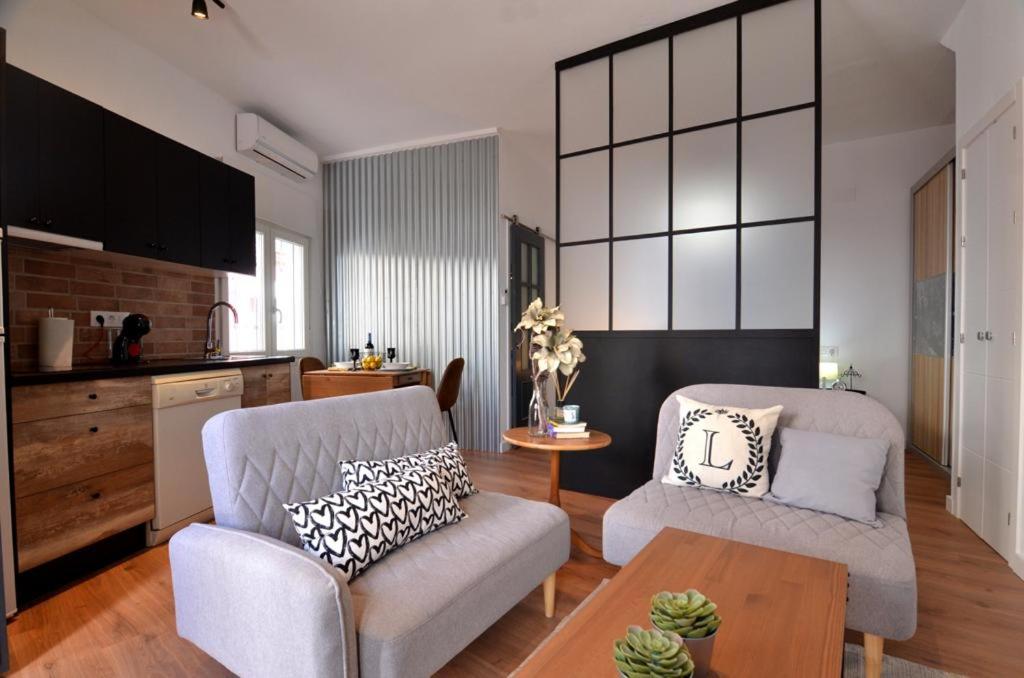 un soggiorno con due sedie e un tavolo di Luna´s home. Precioso loft en Bollullos par del Condado a Bollullos par del Condado
