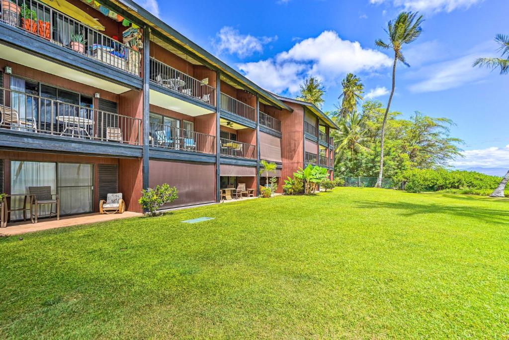 Garður fyrir utan Molokai Shores Resort Condo with Pool and Views!