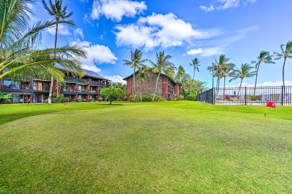 Garður fyrir utan Molokai Shores Resort Condo with Pool and Views!