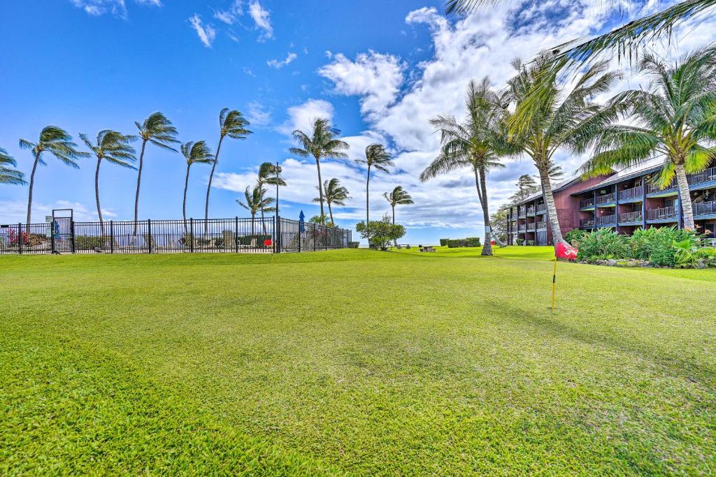 Garður fyrir utan Molokai Shores Resort Condo with Pool and Views!