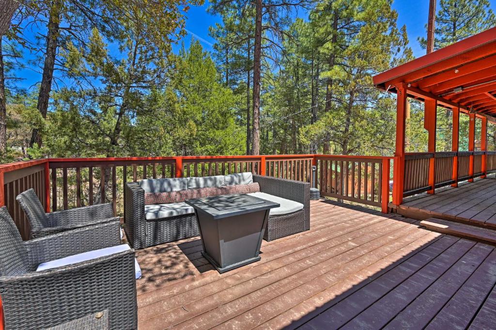 eine Terrasse mit zwei Sofas und einem Tisch darauf in der Unterkunft Cabin in Tonto National Forest Deck and Views! in Pine