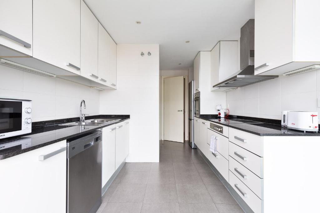 Kuchyňa alebo kuchynka v ubytovaní chicStays Apartment Ciutadella Park