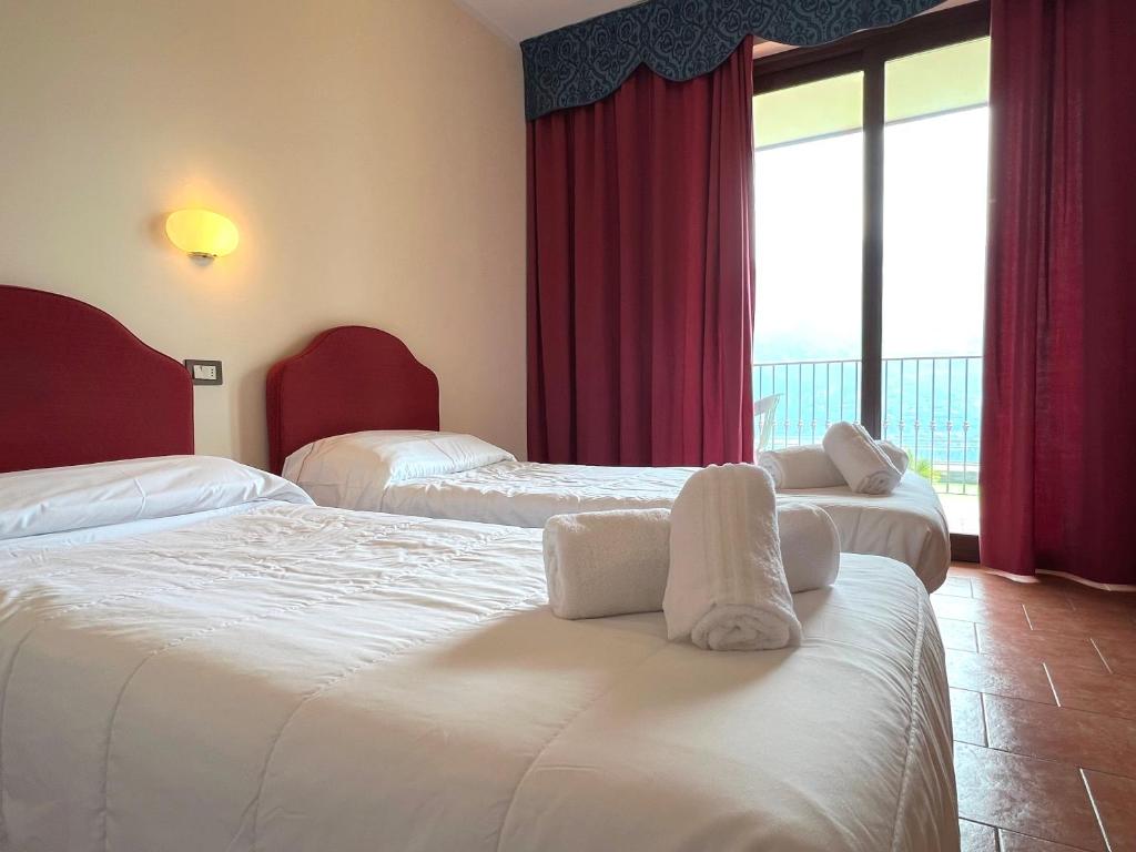 Village Bazzanega - Montagnoli Group - Superior Triple Room With Lake View