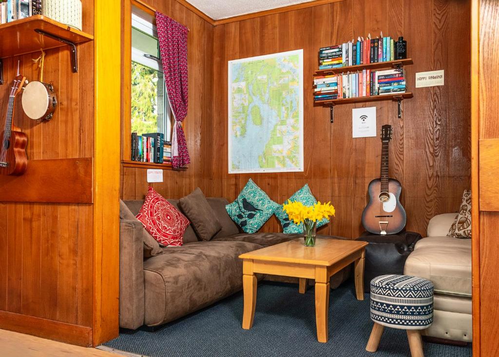 sala de estar con sofá y guitarra en Inveraray Hostel, en Inveraray