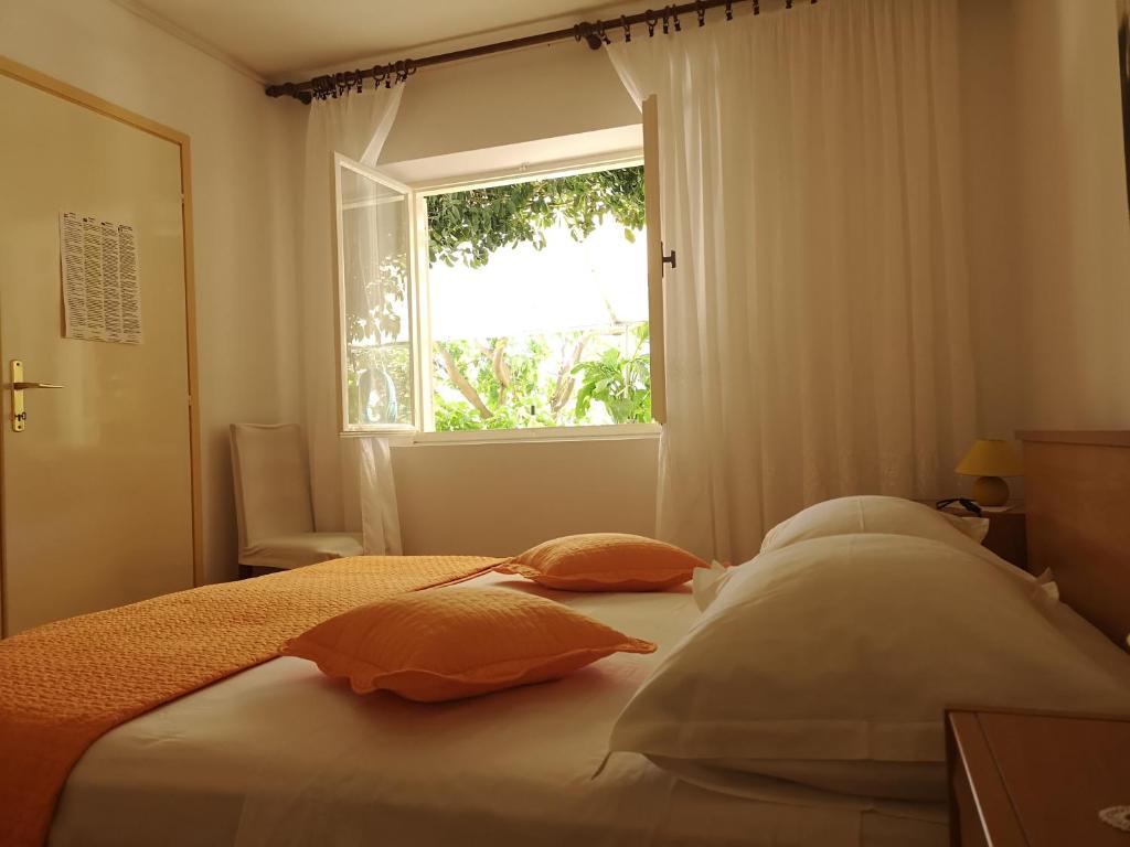Postel nebo postele na pokoji v ubytování Apartments & Rooms Anita
