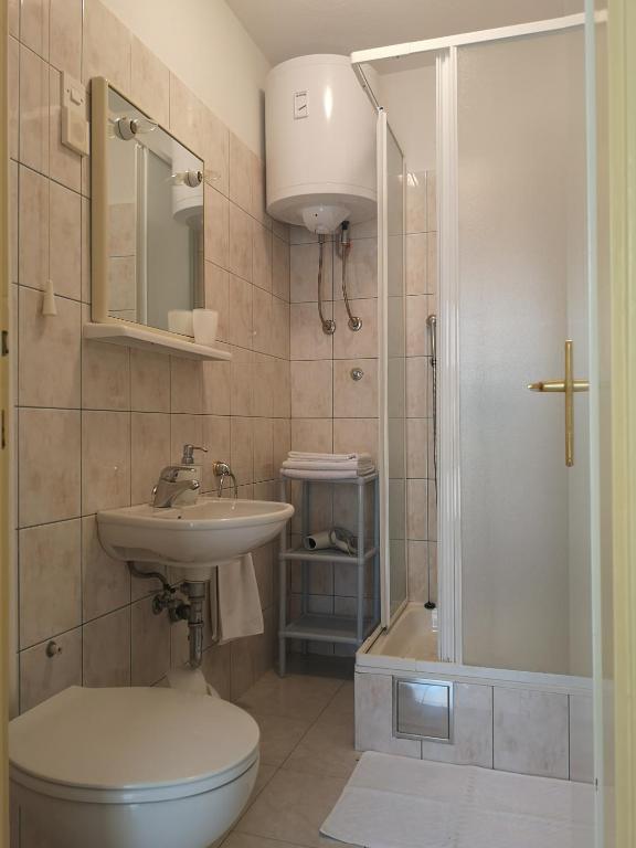 Koupelna v ubytování Apartments & Rooms Anita