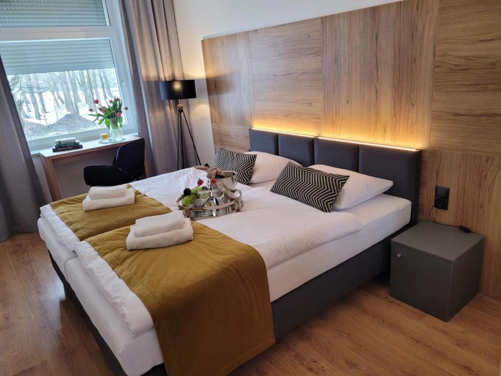 een slaapkamer met een groot bed in een kamer bij Good Sleep in Kolonowskie