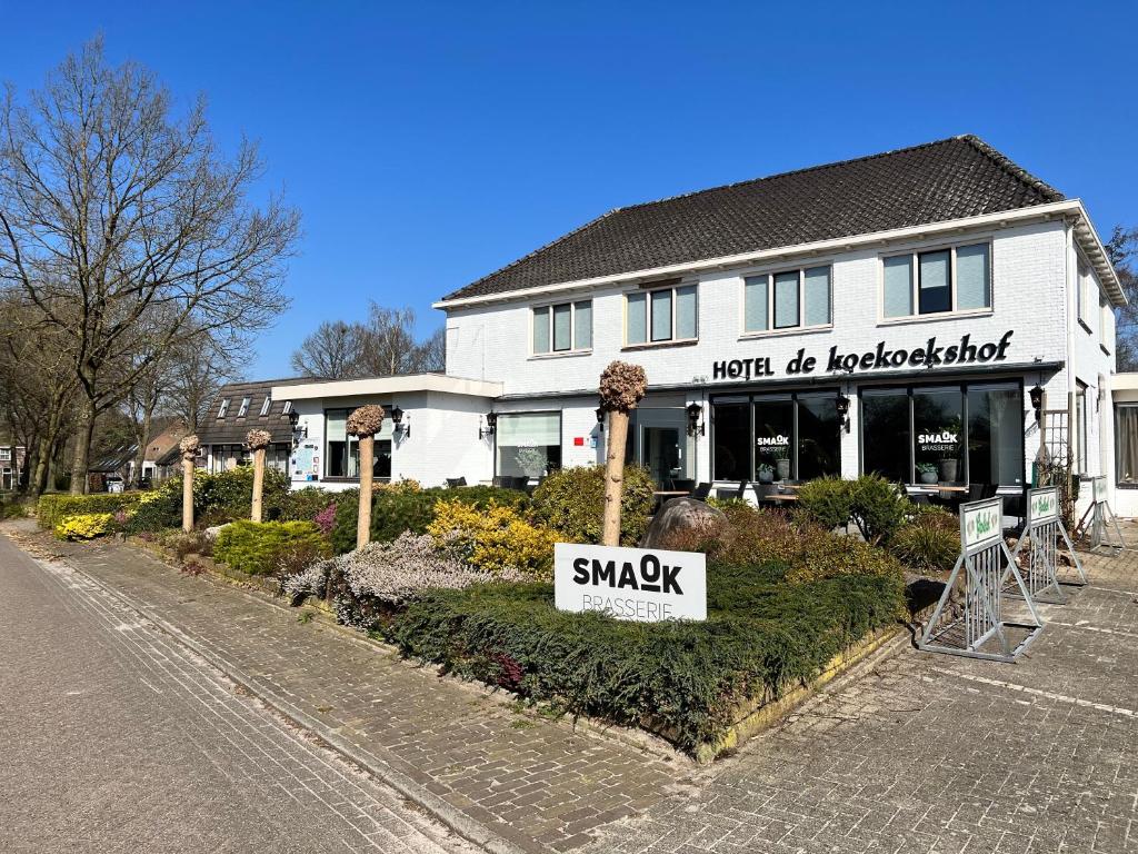 un edificio con un cartel frente a una calle en Gasterij De Koekoekshof en Elp