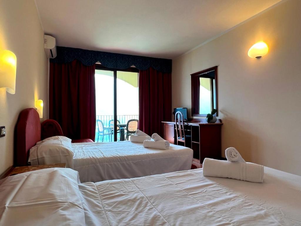 Village Bazzanega - Montagnoli Group - Superior Quadruple Room With Lake View