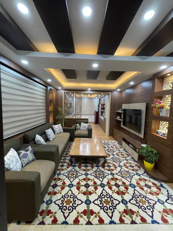 un soggiorno con un divano e un tavolino da caffè di Welcome Home Bhaisepati a Patan
