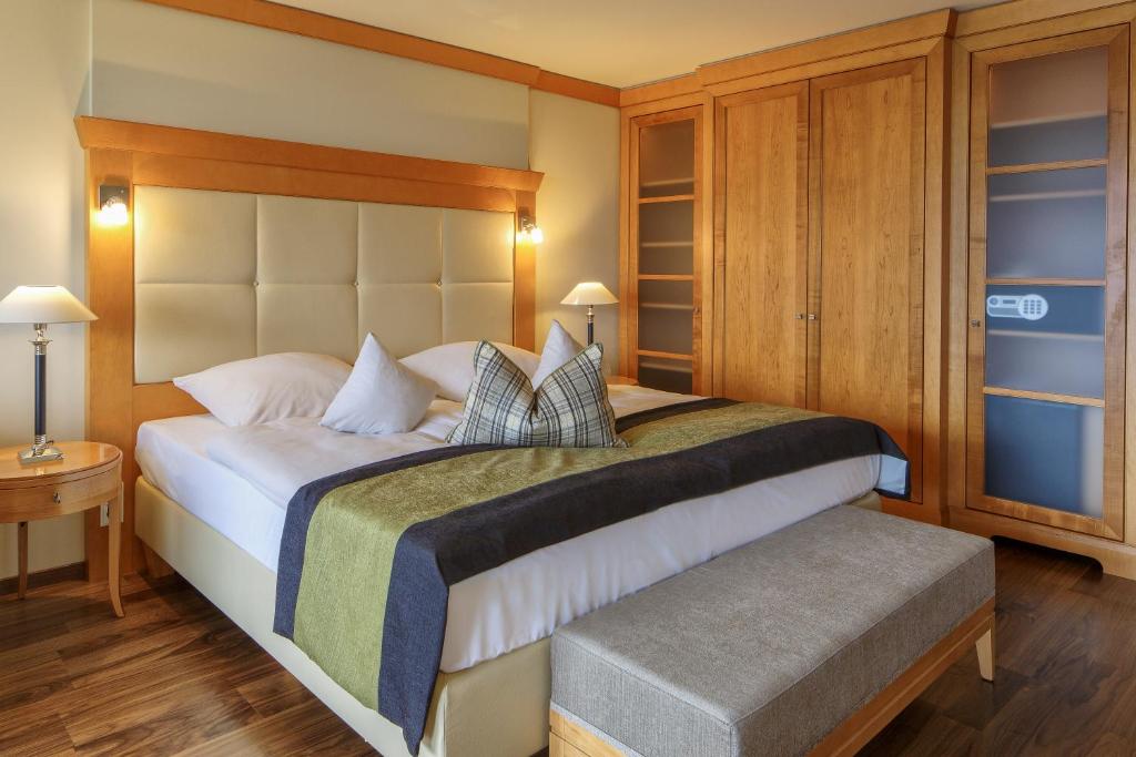 Ein Bett oder Betten in einem Zimmer der Unterkunft Hotel Saigerhöh Wellness Spa Golf Wandern über dem Titisee