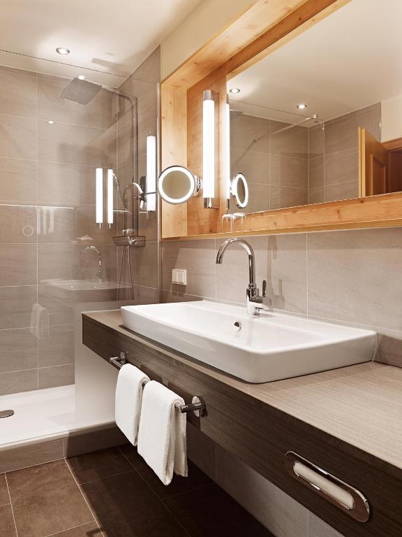 Ein Badezimmer in der Unterkunft Hotel Saigerhöh Wellness Spa Golf Wandern über dem Titisee