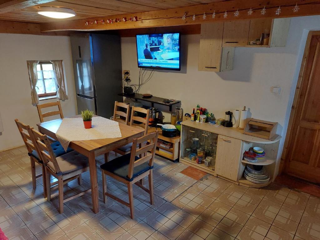 Kuchnia lub aneks kuchenny w obiekcie Roubenka u potoka Výprachtice