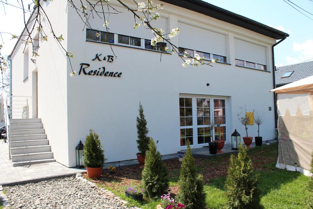 ein weißes Gebäude mit einem Schild, das Robertine liest in der Unterkunft K&B Residence in Jarosław