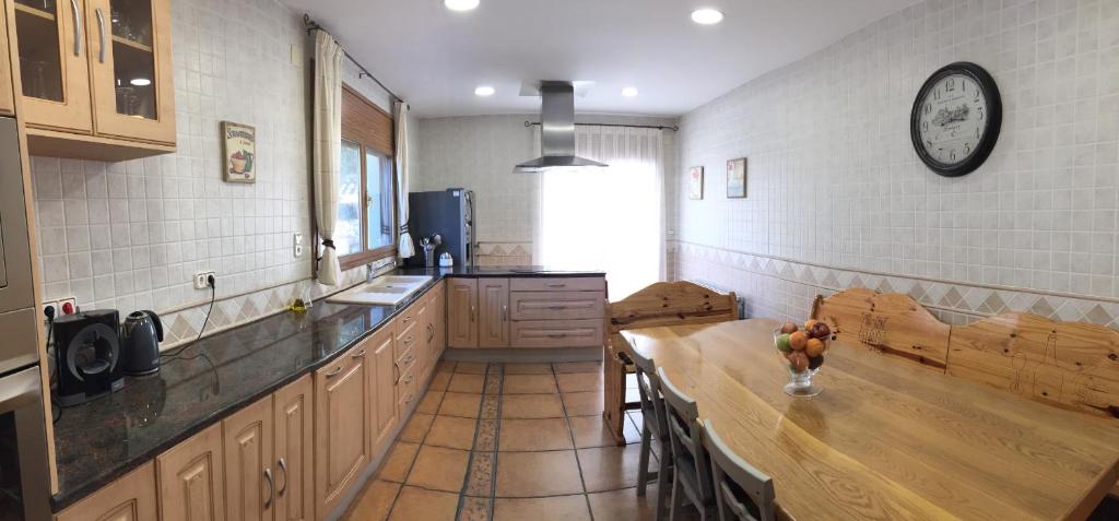 Kuchyň nebo kuchyňský kout v ubytování Vivalidays Villa Kiros