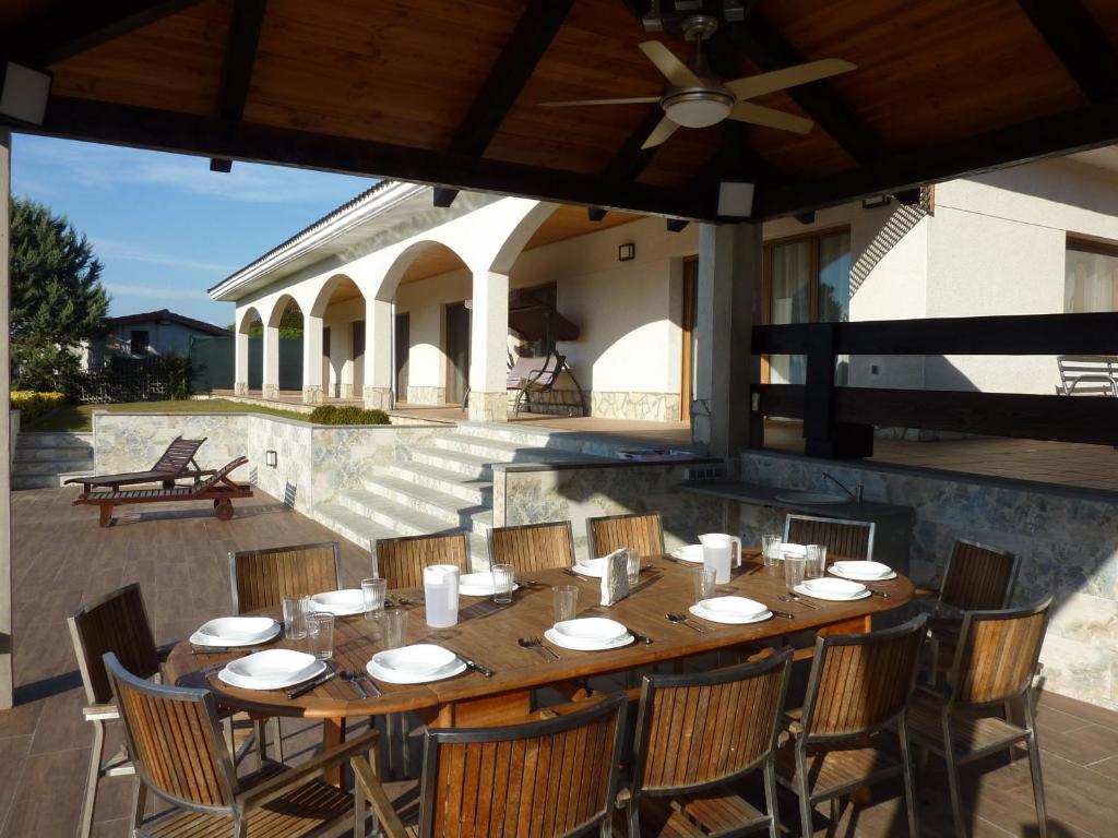 Restaurace v ubytování Vivalidays Villa Kiros