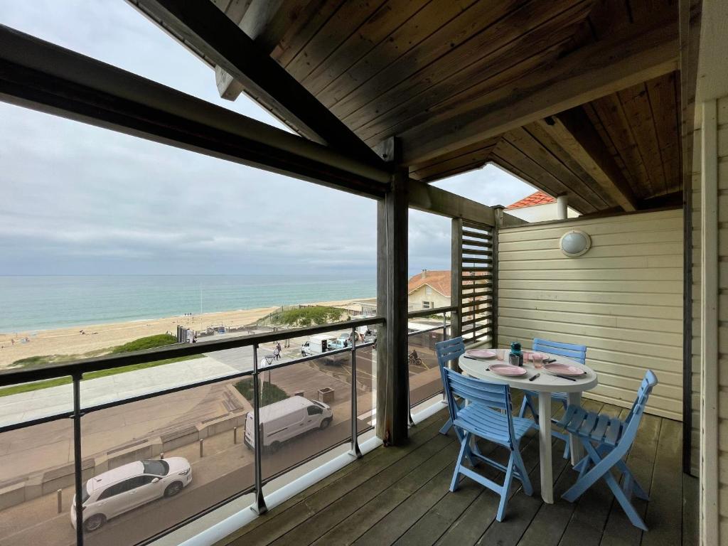une salle à manger avec vue sur la plage dans l'établissement L'Horizon, à Mimizan