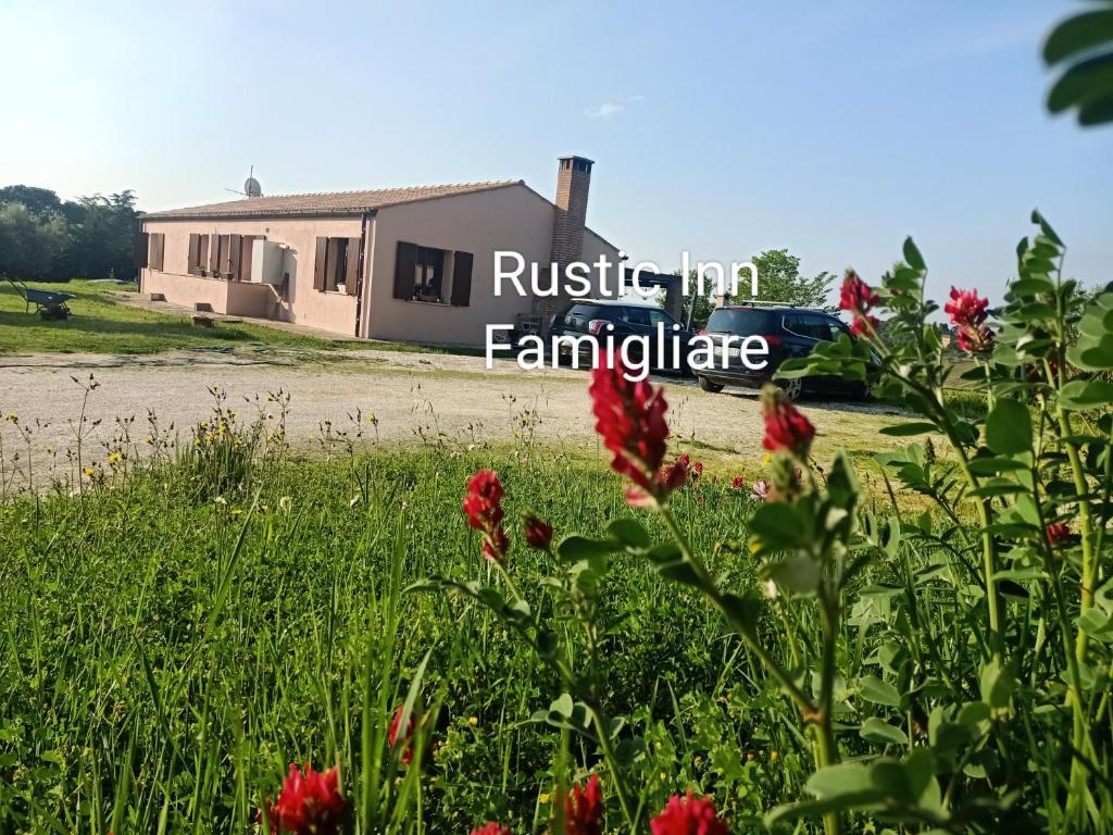 オージモにあるRustic inn Semiterraの手前の花畑の建物