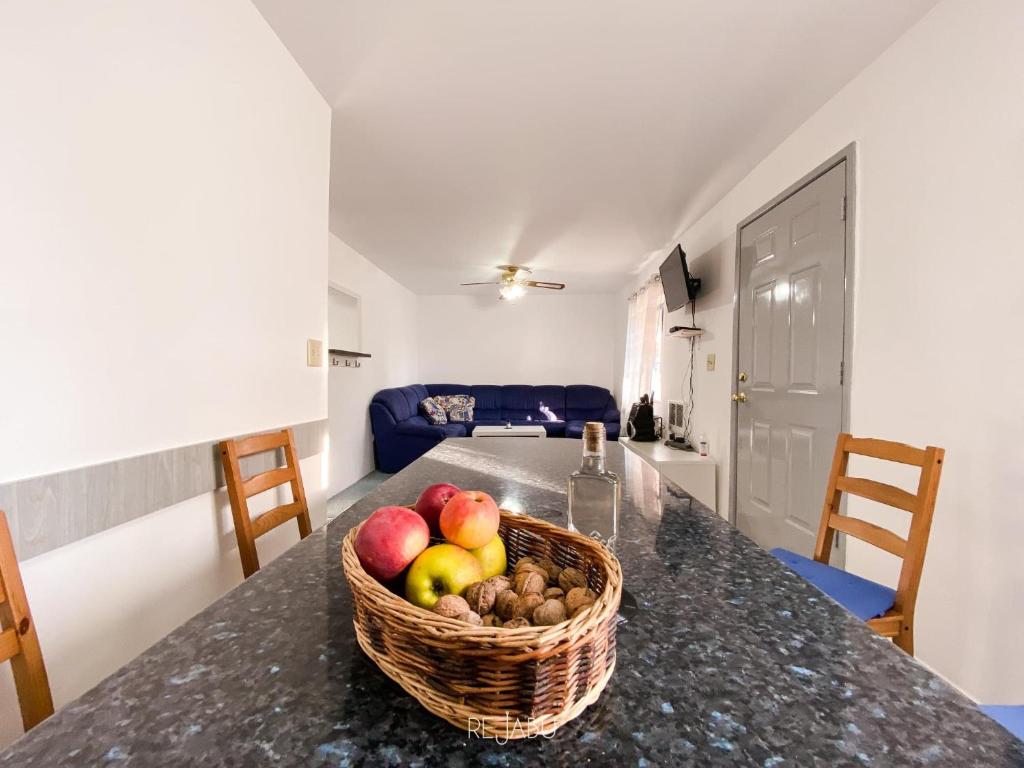 une corbeille de fruits sur un comptoir dans une cuisine dans l'établissement Cabana Rejabu, à Tauţ