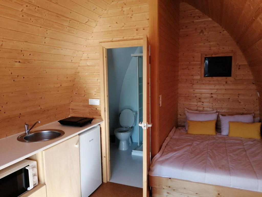 uma casa de banho com um lavatório e um WC num quarto em Monte do Carmo em Encarnação