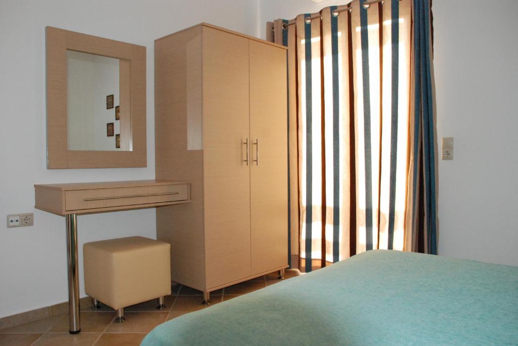 Un pat sau paturi într-o cameră la Alexena Apartments