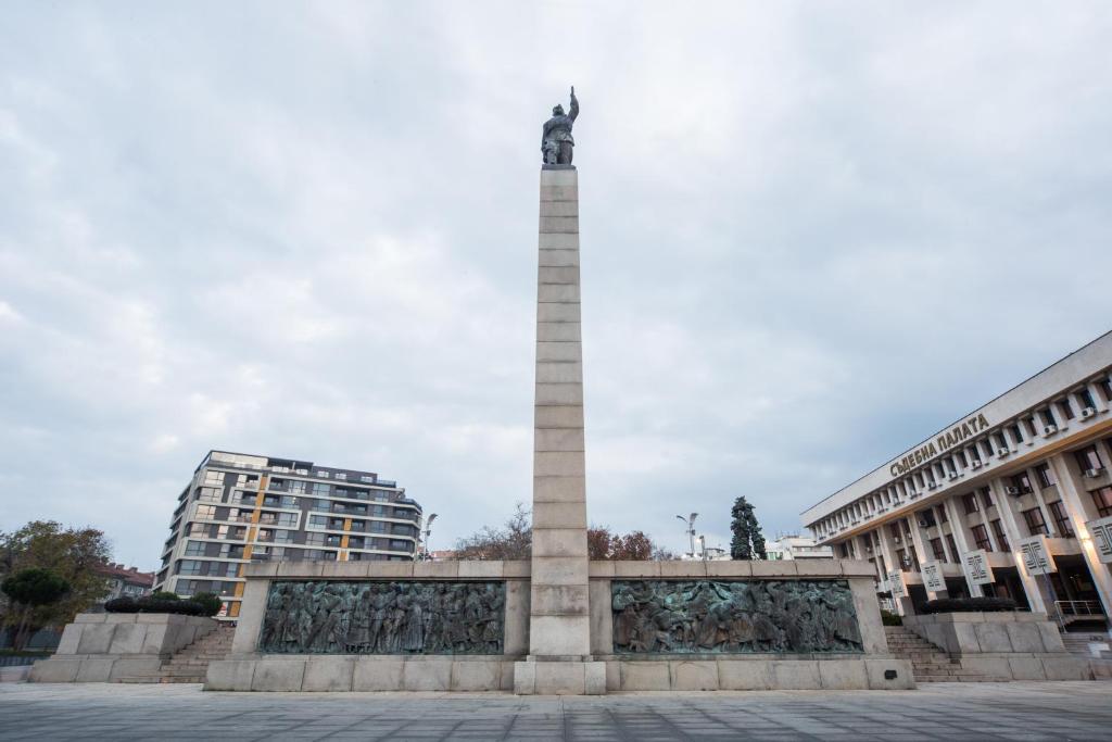 ブルガスにあるunavailabl Карлово 725の建物前広場の記念碑