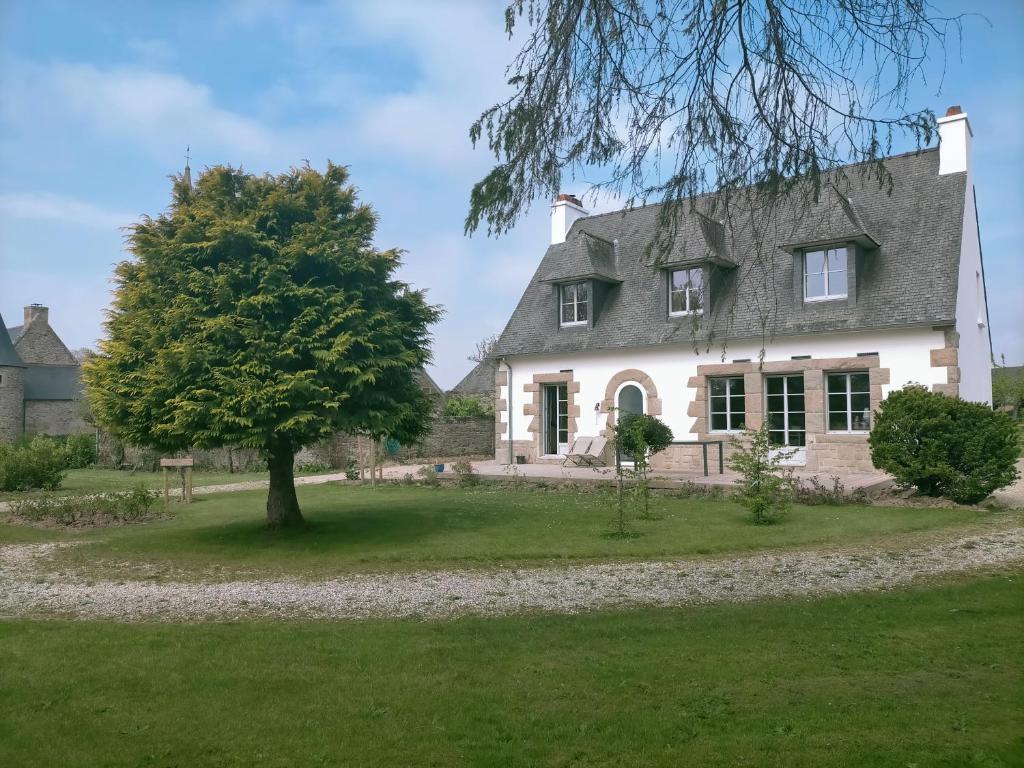 ein altes Haus mit einem Baum davor in der Unterkunft BnB La Néo Bretonne in Minihy-Tréguier