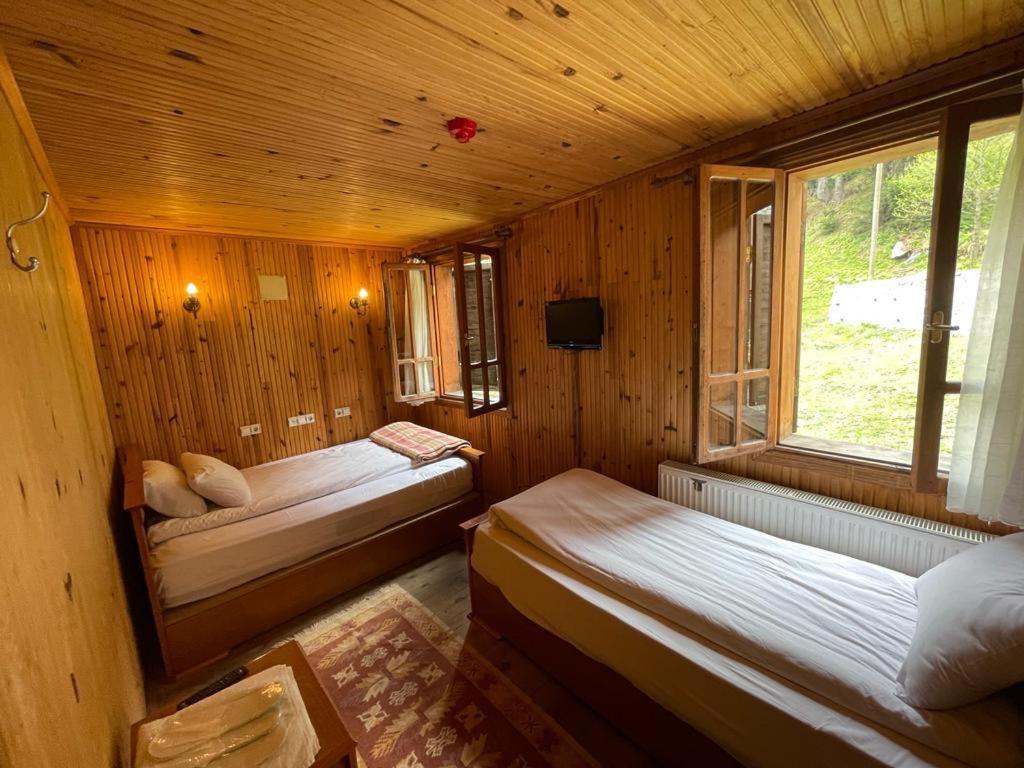 Giường trong phòng chung tại Ayder Vesile Otel