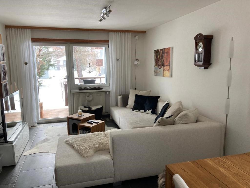 uma sala de estar com um sofá e uma mesa em Haus VALLESIA em Saas-Fee