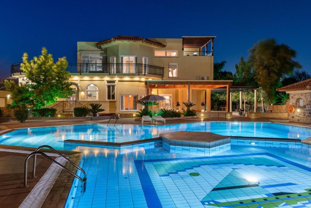 uma grande piscina em frente a uma casa em Casa Loma em Triánta