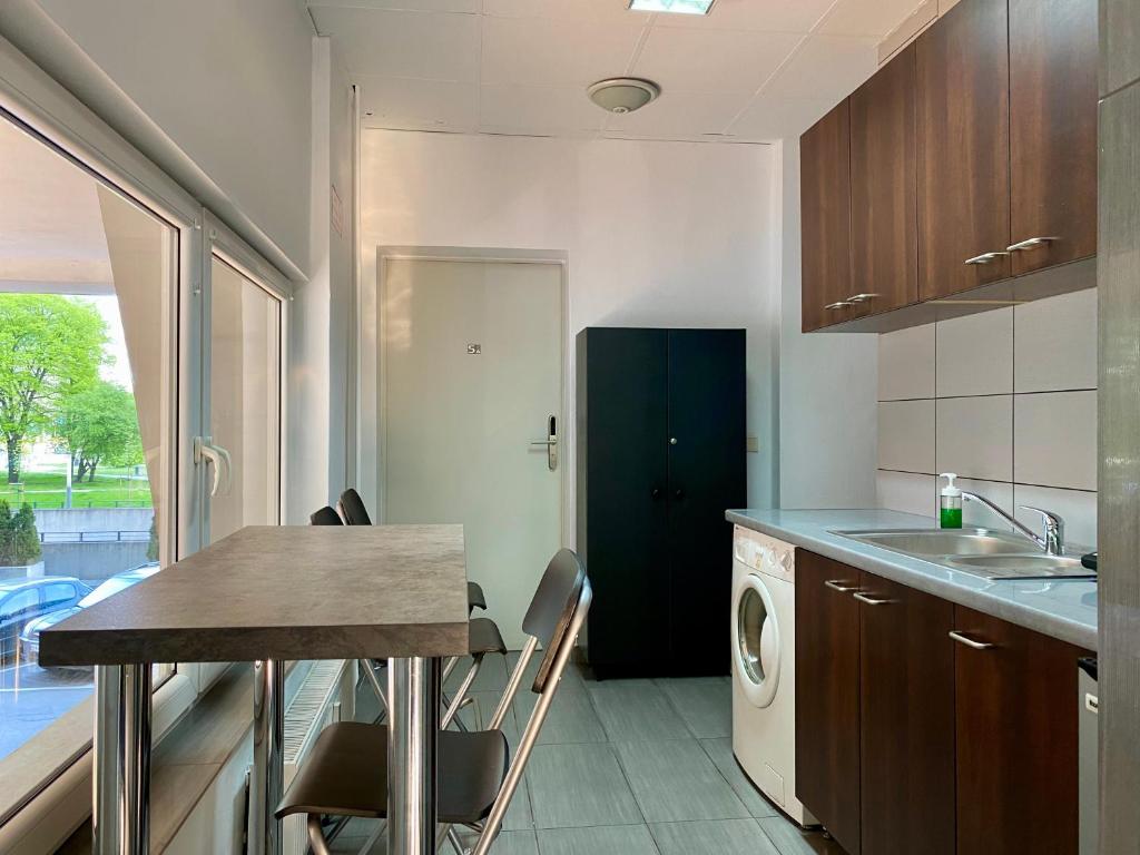 Kuchyňa alebo kuchynka v ubytovaní Aparthotel Superjednostka Katowice