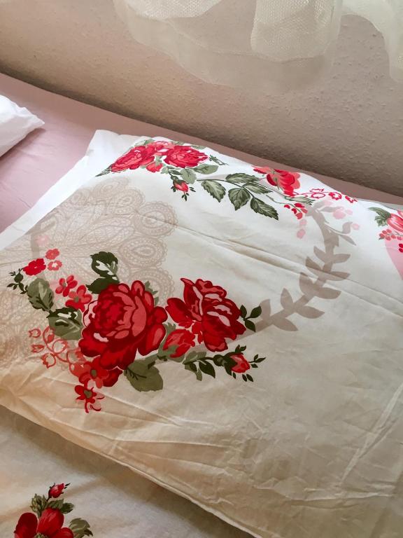 Posteľ alebo postele v izbe v ubytovaní Romantic two bedroom apartments close to Normafa with private parking