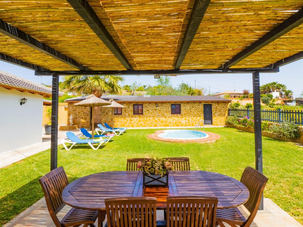 Bazén v ubytování Cubo's Casita Rural Haro nebo v jeho okolí