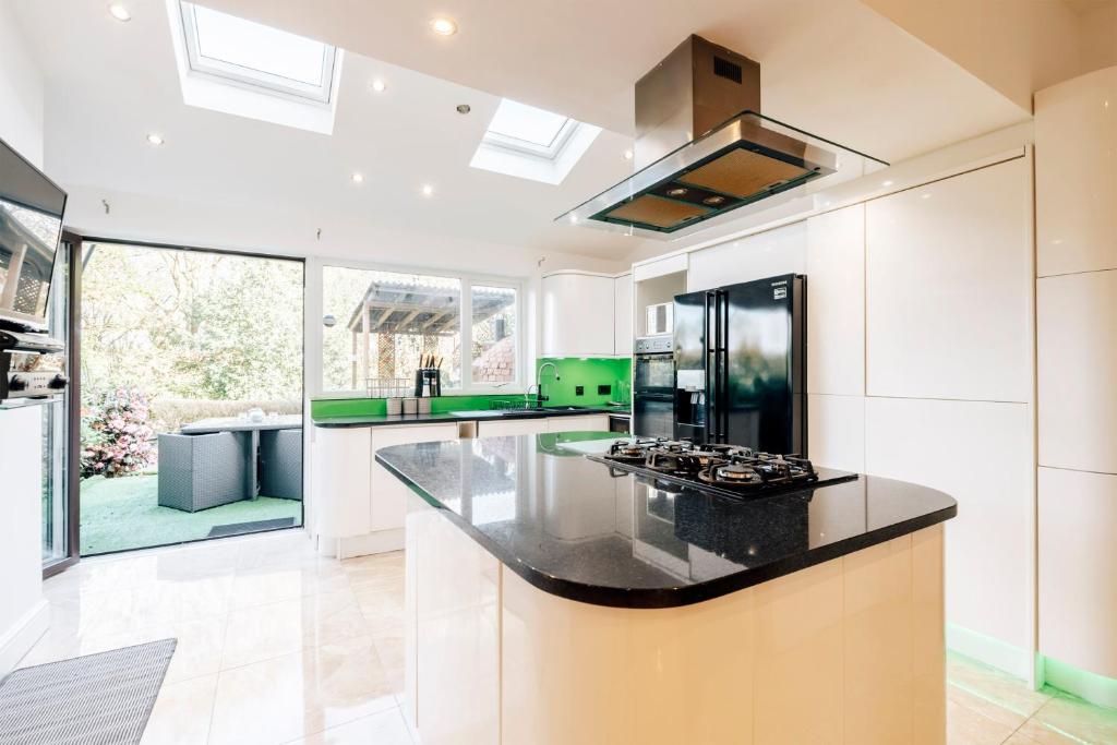 Luxury Unique Townhouse with Hottub & Pizza Oven - Housity