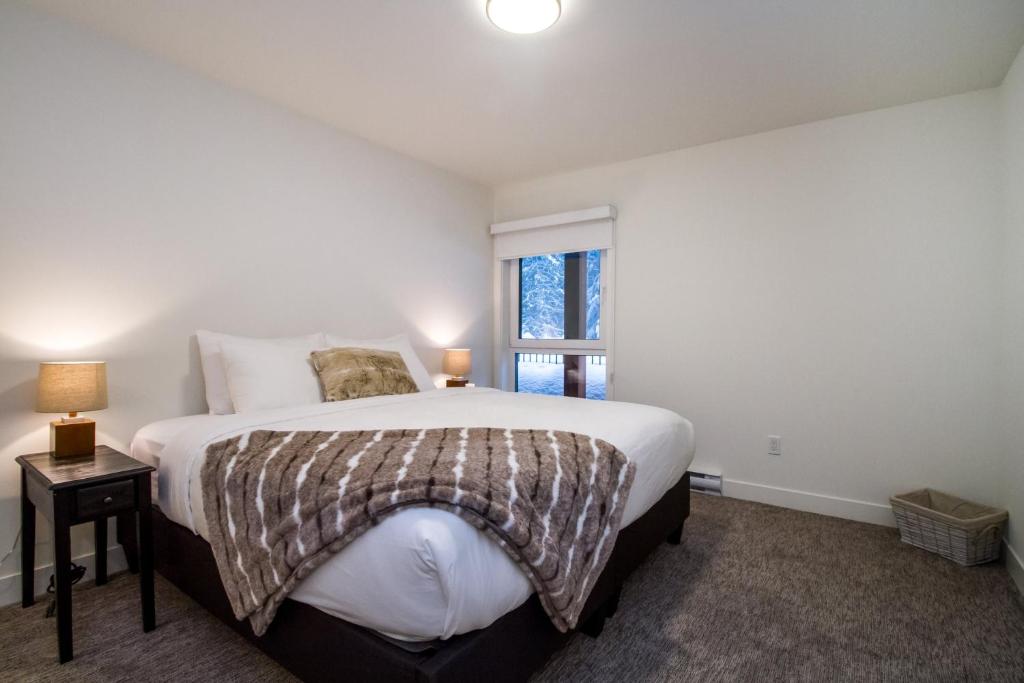 Postel nebo postele na pokoji v ubytování Magog Condo by Revelstoke Vacations