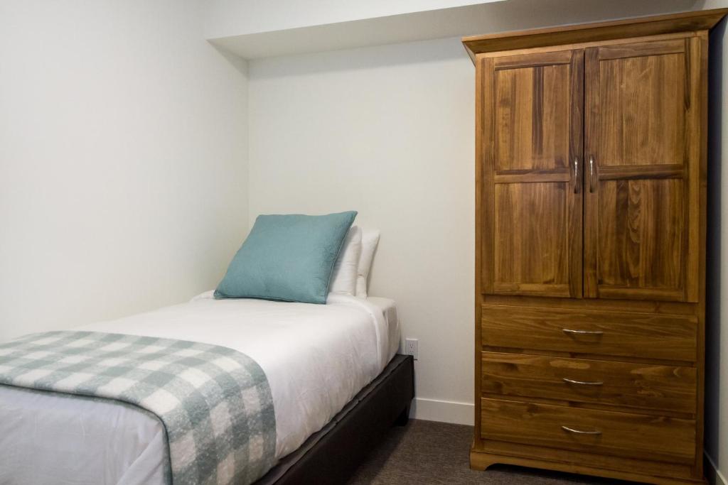 Postel nebo postele na pokoji v ubytování Magog Condo by Revelstoke Vacations