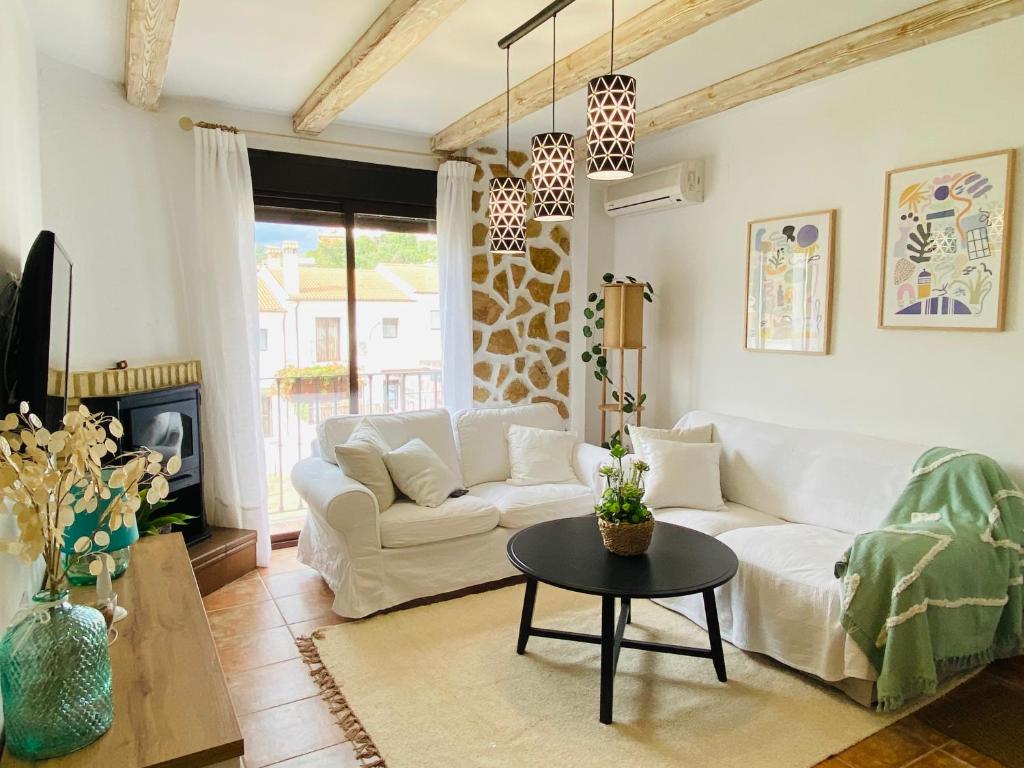 sala de estar con sofá blanco y mesa en Apartamento Rural La Leyenda, en El Bosque